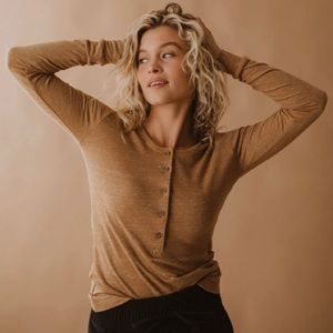 Albion Fit Cabin Fever Henley, Like-New, GORG ❤️